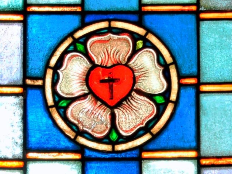 Bild: Lutherrose im östlichen Fenster der Kirche von Cobstädt