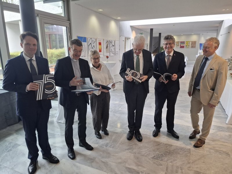 Nachdenken über die Wirksamkeit von Kirche – Kretschmann und die Bischöfe Krämer und Gohl Nachdenken über die Wirksamkeit von Kirche – Kretschmann und die Bischöfe Krämer und Gohl